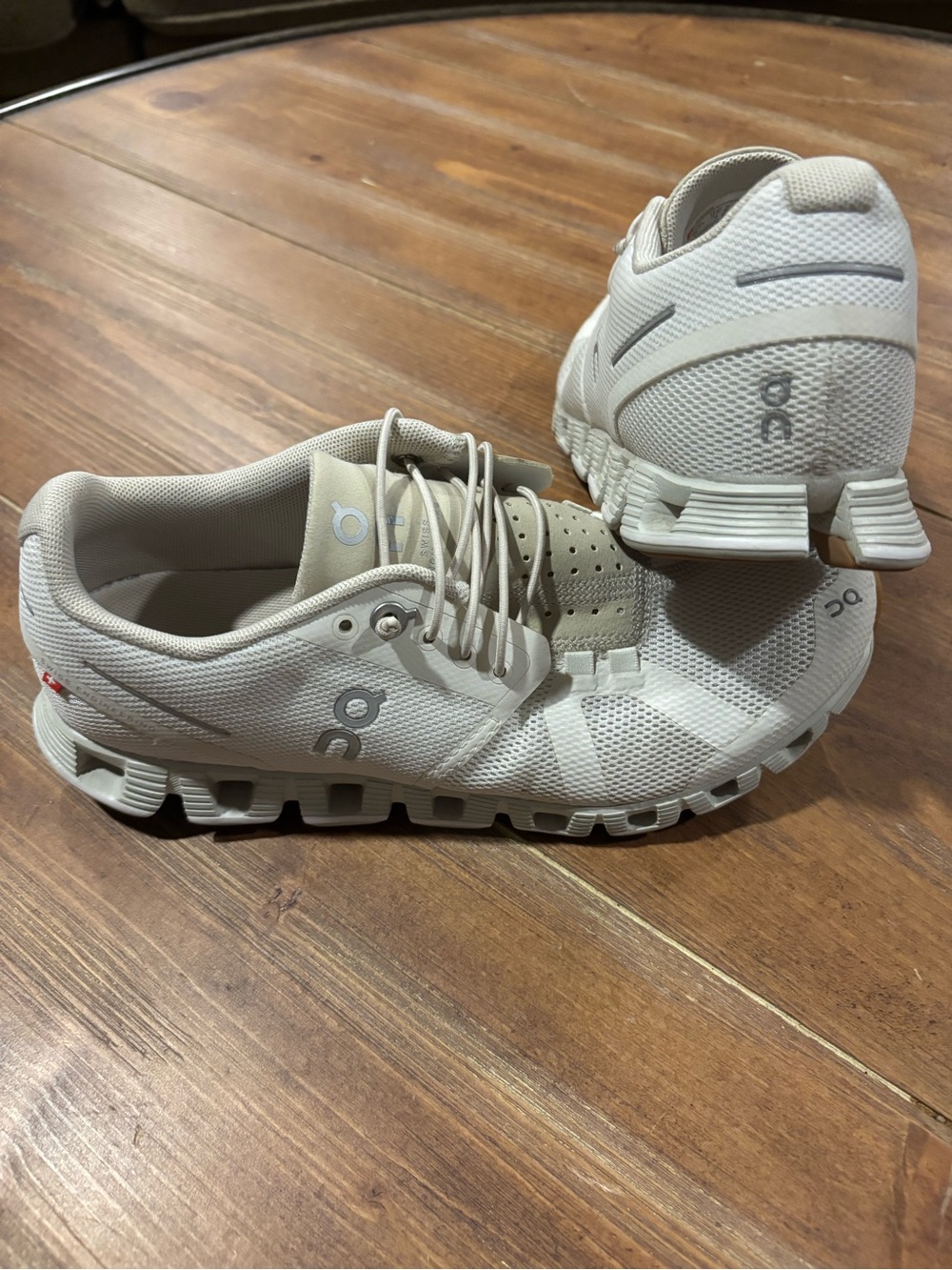 On Cloud Running Women’s Athletic Shoes in Cream/Beige size 6.5